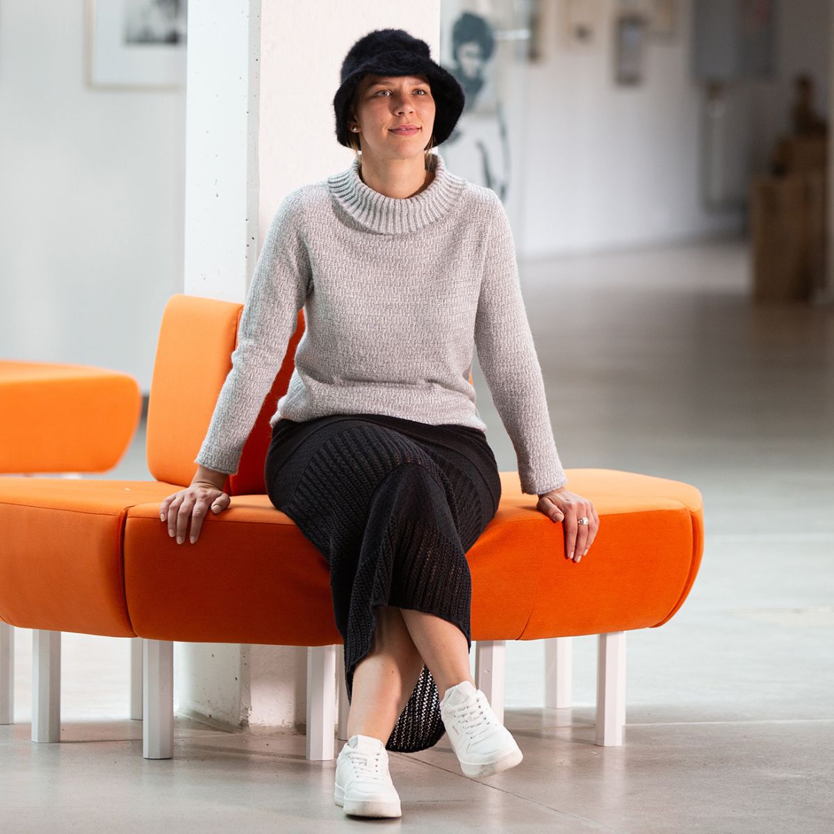 Pirita Design alpakka-pellavapusero Tania color silver ja pellavaneulehame Tuulia color black