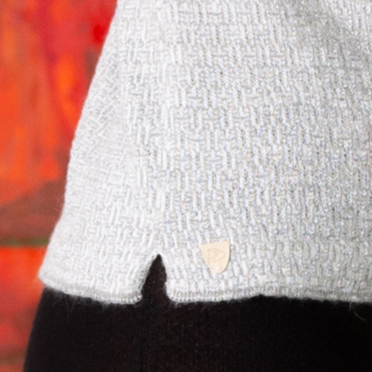 Pirita Design alpakka-pellavapusero Tania color silver halkio kuvattuna