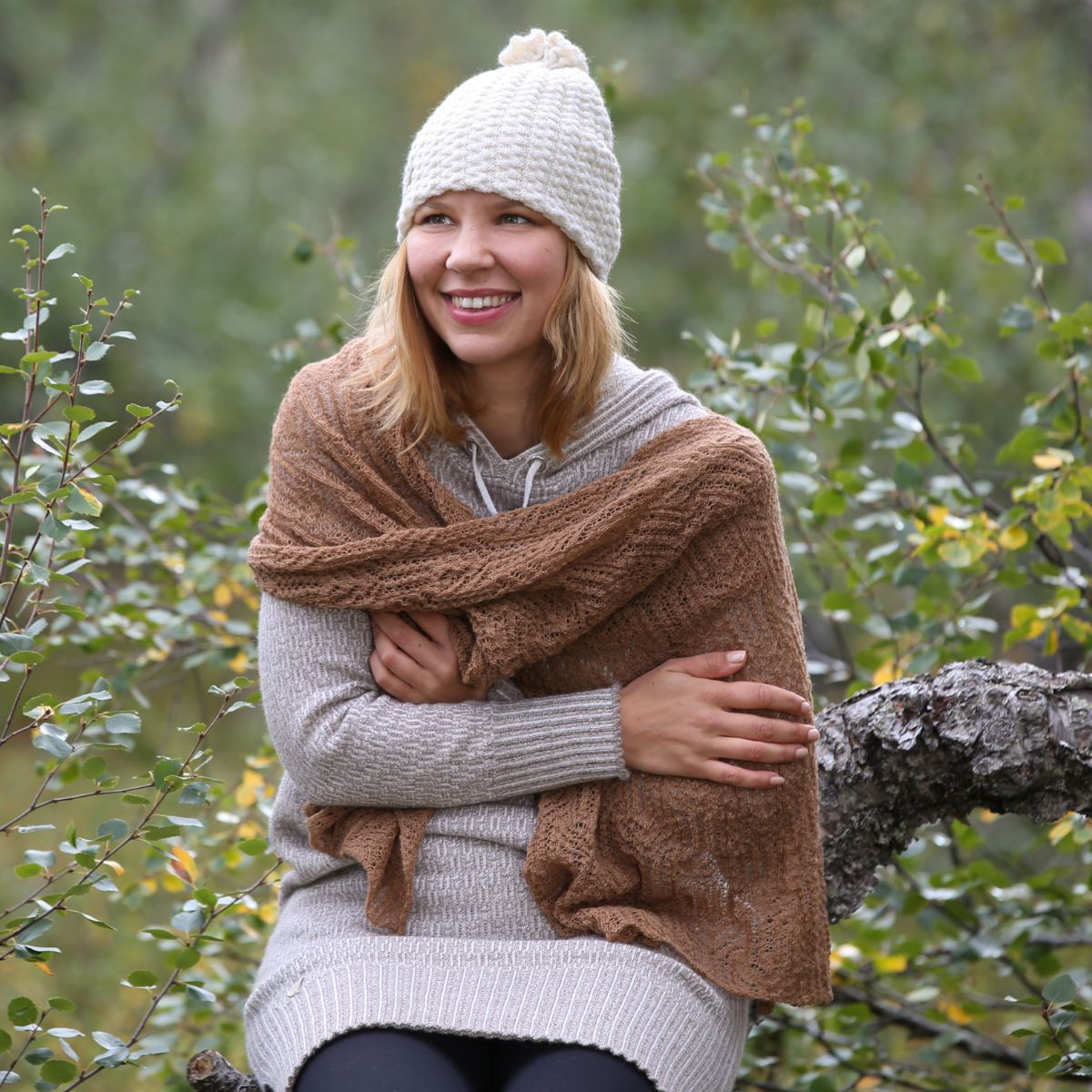 Pirita Design alpakkahuivi Malla color light brown alpakkapipo Nietos color white