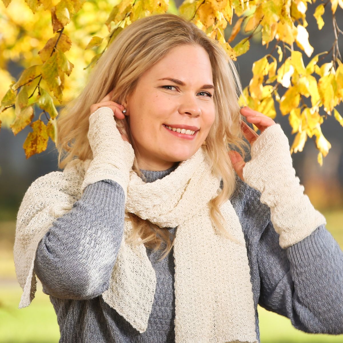 Pirita Design alpakkarannekkeet Käpy color white