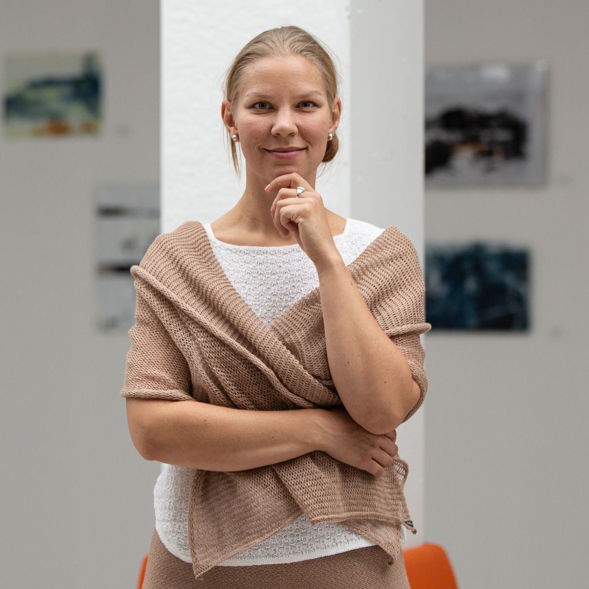 Pirita Design pellavahuivi Halme color latte harteilla