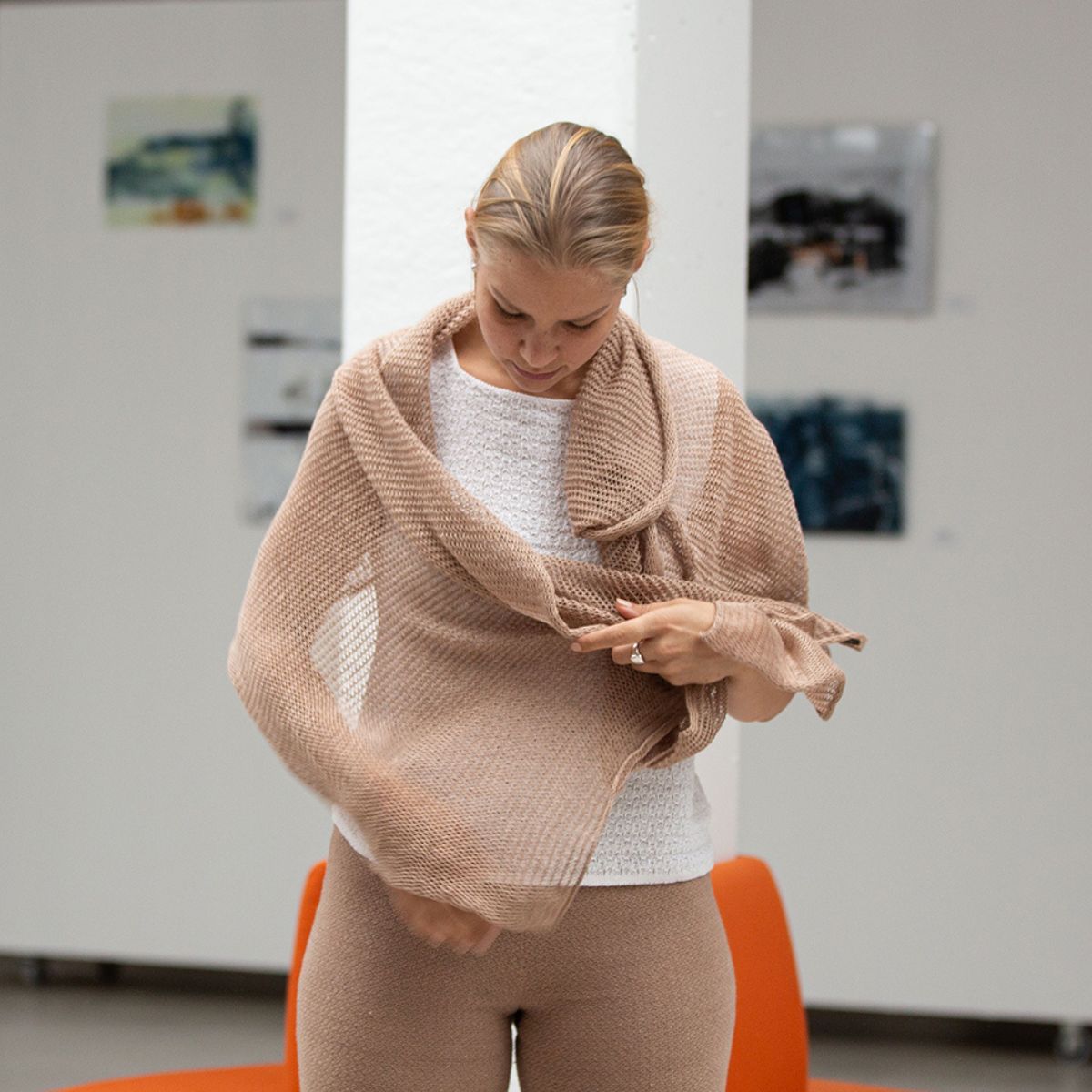 Pirita Design pellavahuivi Halme color latte harteilla