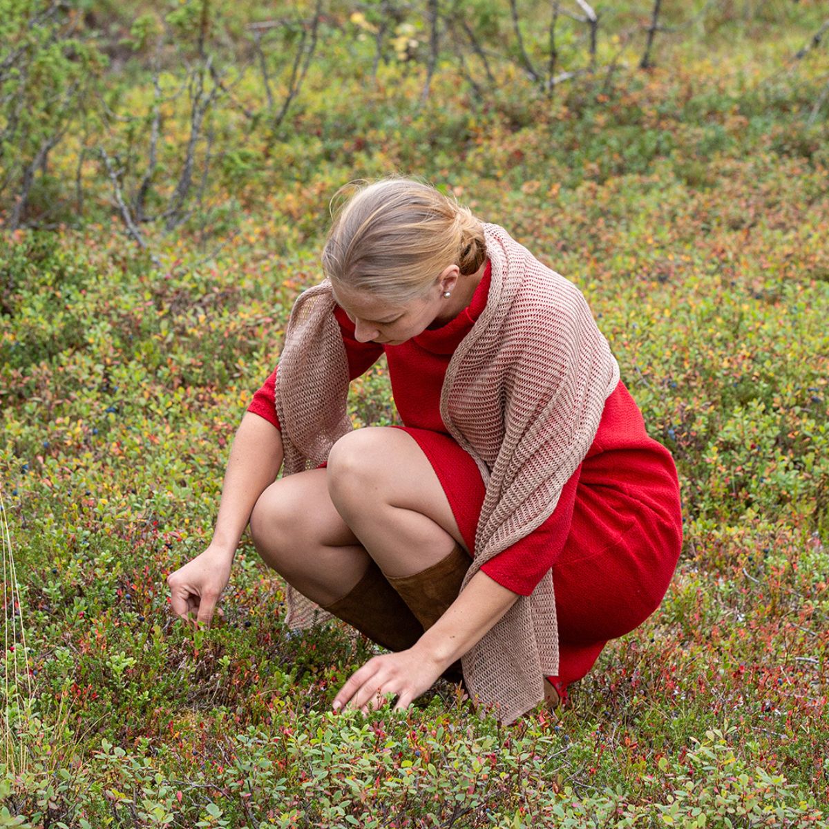 Pirita Design pellavahuivi Halme color latte harteilla mekon kanssa