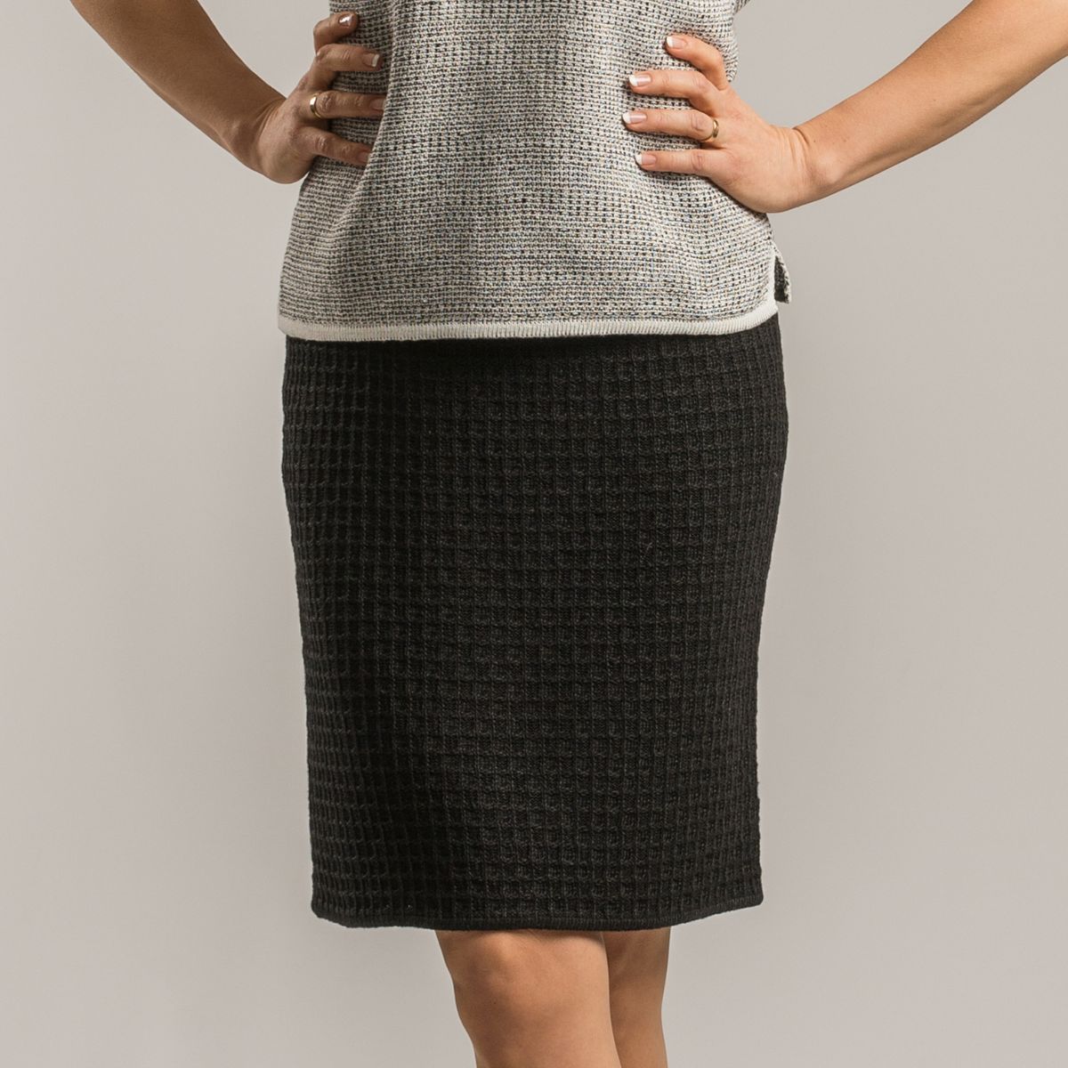 Pirita Design pellavaneulehame Dora color black edestä