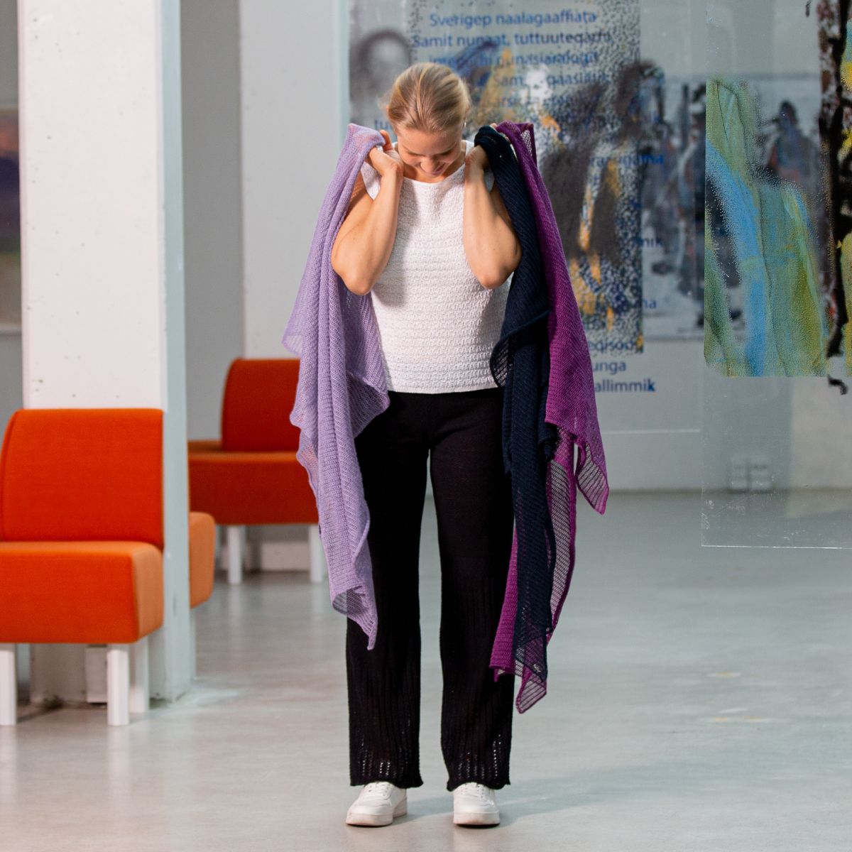 Pirita Design pellavaneulehousut Noomi color black, pellavaneuletoppi Mira color white ja pellavhuivi Halme color lavender, red violet ja night blue