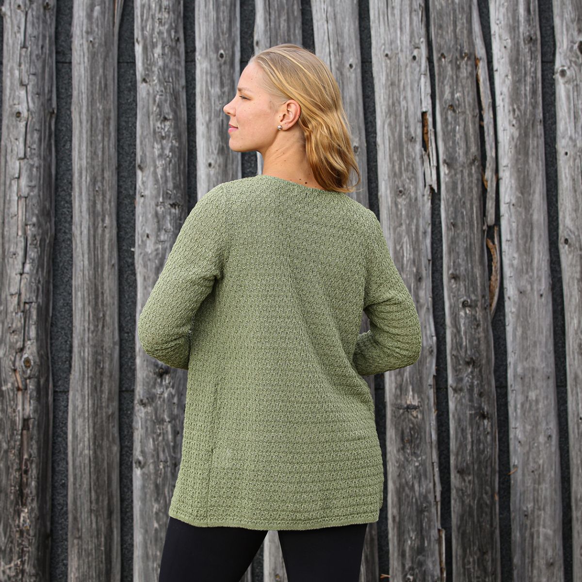 Pirita Design pellavaneulejakku Mandi color salvia green takaa kuvattuna