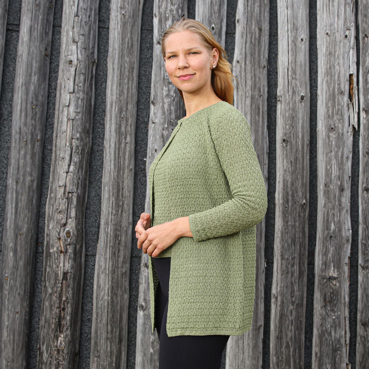 Pirita Design pellavaneulejakku Mandi color salvia green sivusta kuvattuna