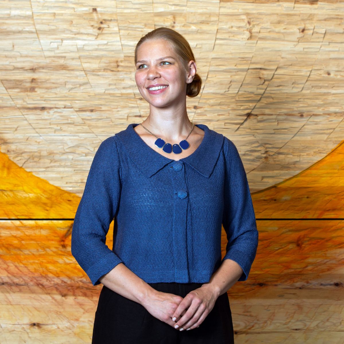 Pirita Design pellavaneulejakku Melanie color denim blue edestä kuvattuna