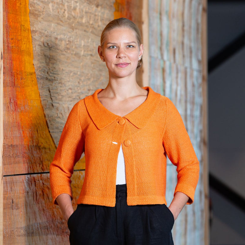 Pirita Design pellavaneulejakku Melanie color orange edestä kuvattuna