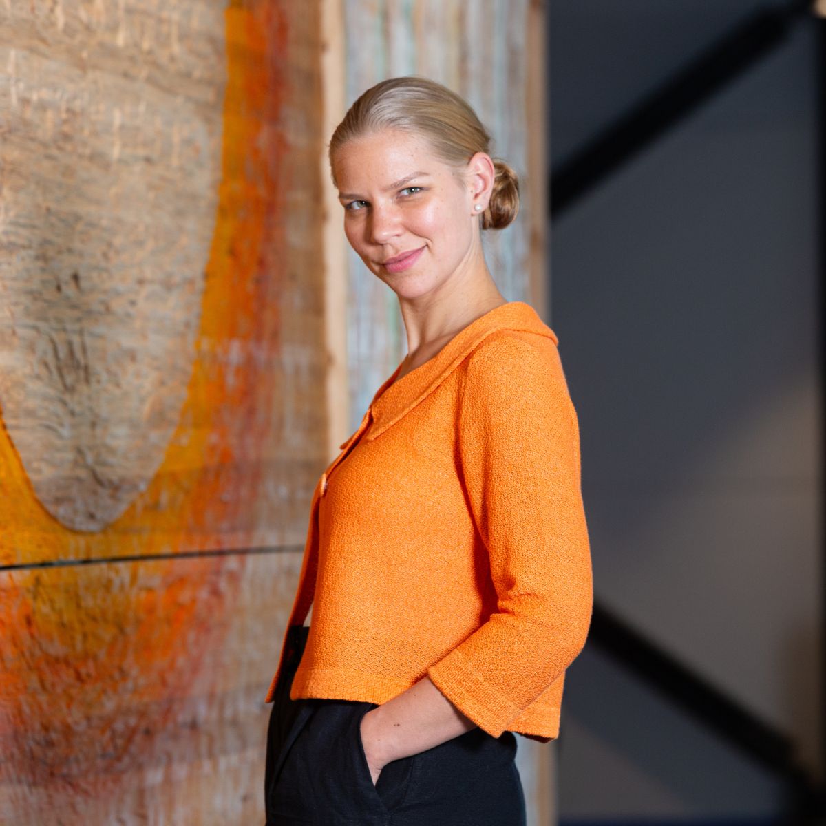 Pirita Design pellavaneulejakku Melanie color orange sivusta kuvattuna