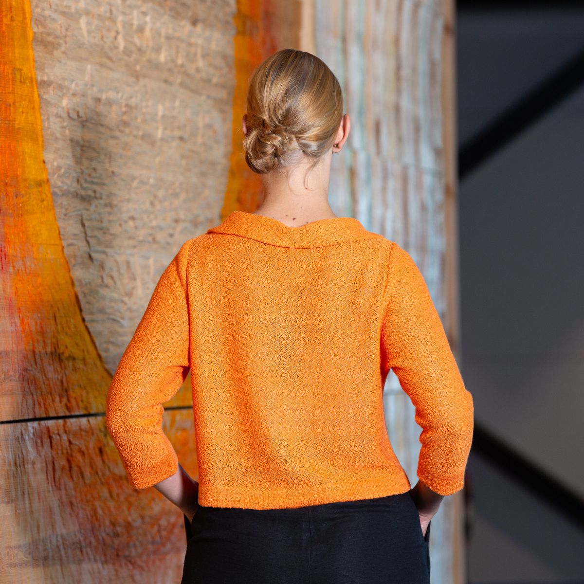 Pirita Design pellavaneulejakku Melanie color orange takaa kuvattuna