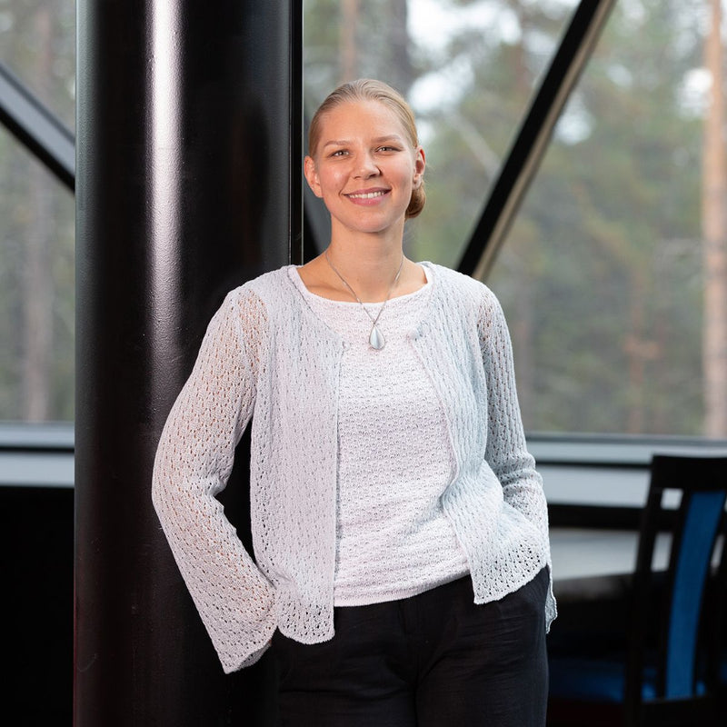 Pirita Design pellavaneulejakku Vanamo color pearl ja pellavaneuletoppi Mira color white