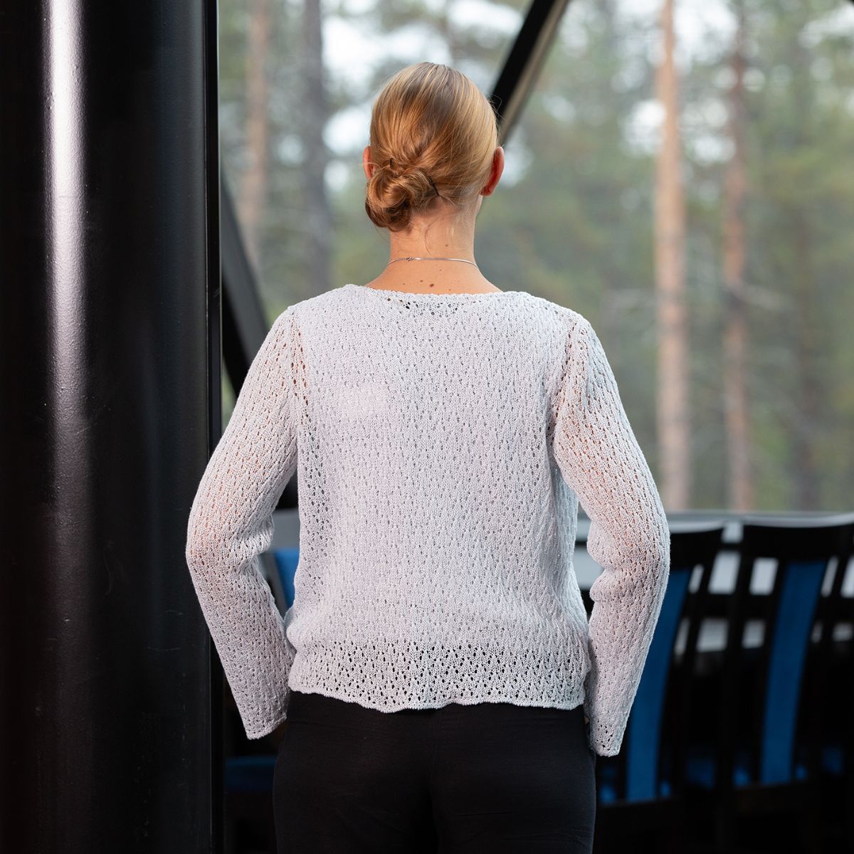 Pirita Design pellavaneulejakku Vanamo color pearl takaa kuvattuna