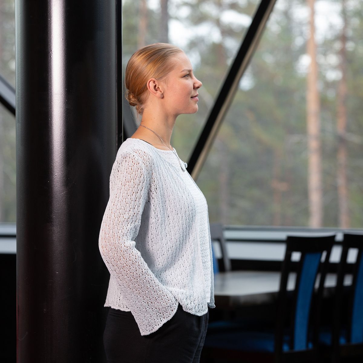 Pirita Design pellavaneulejakku Vanamo color pearl sivusta kuvattuna