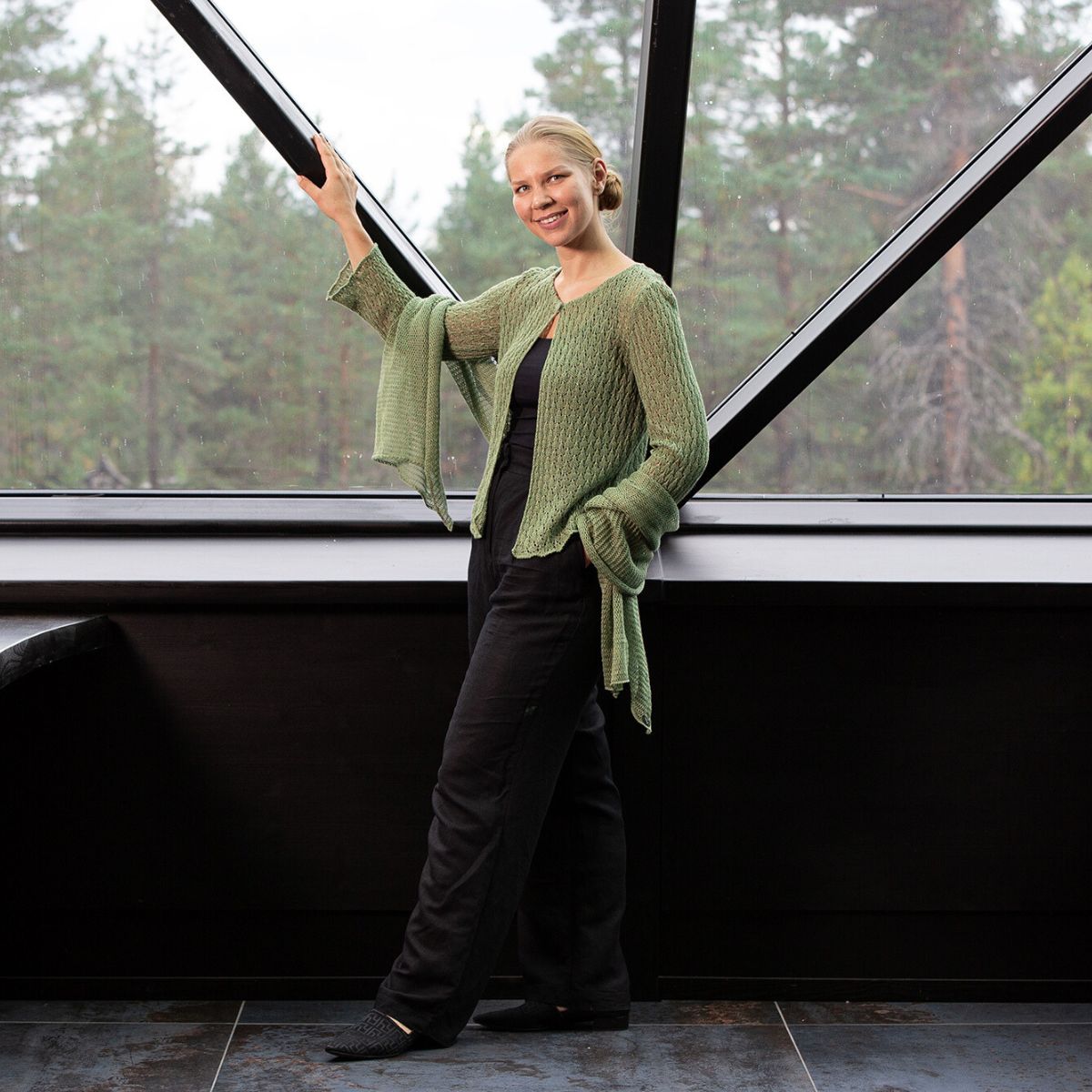 Pirita Design pellavaneulejakku Vanamo  ja pellavahuivi Halme color salvia green