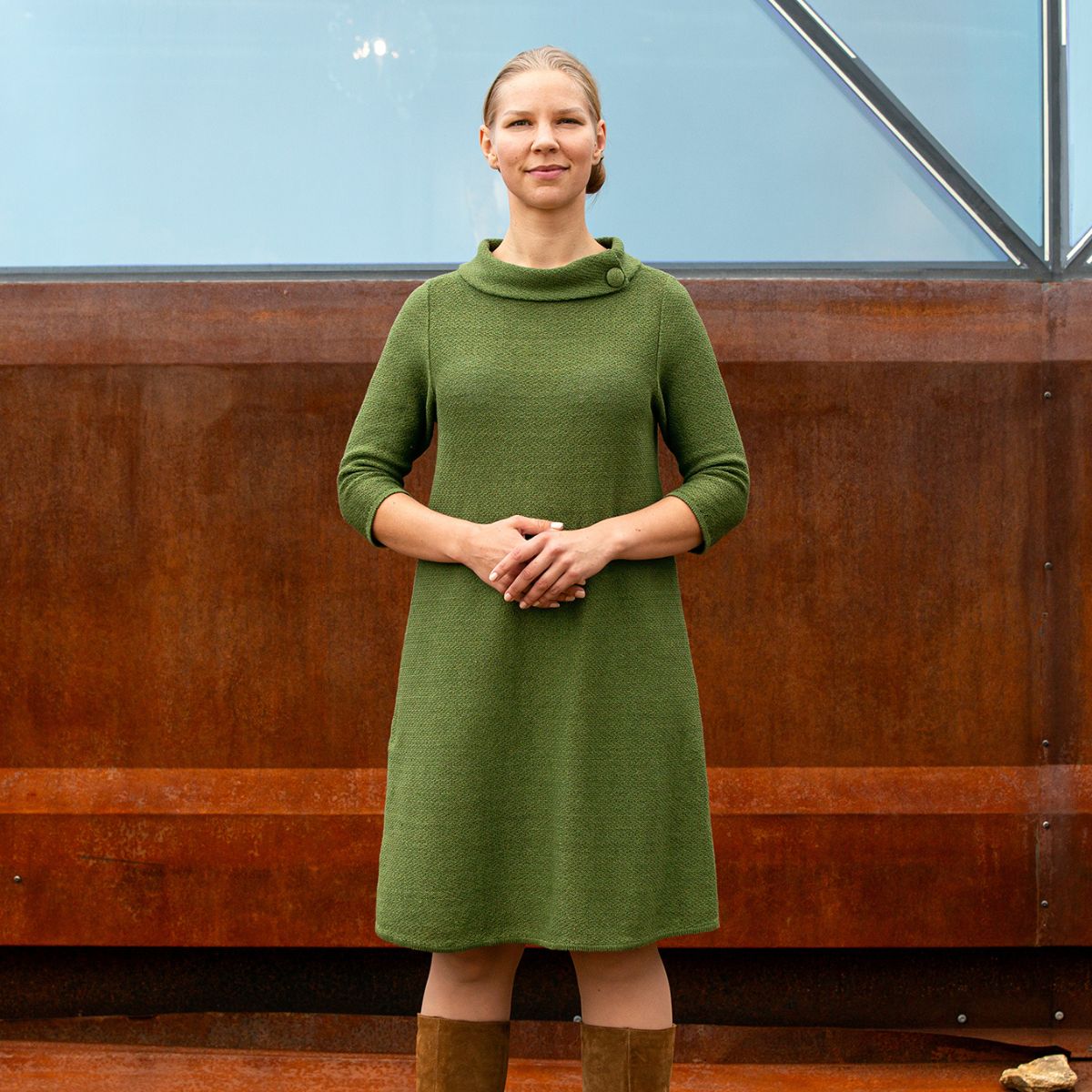 Pirita Design pellavaneulemekko Debbie color grass green edestä