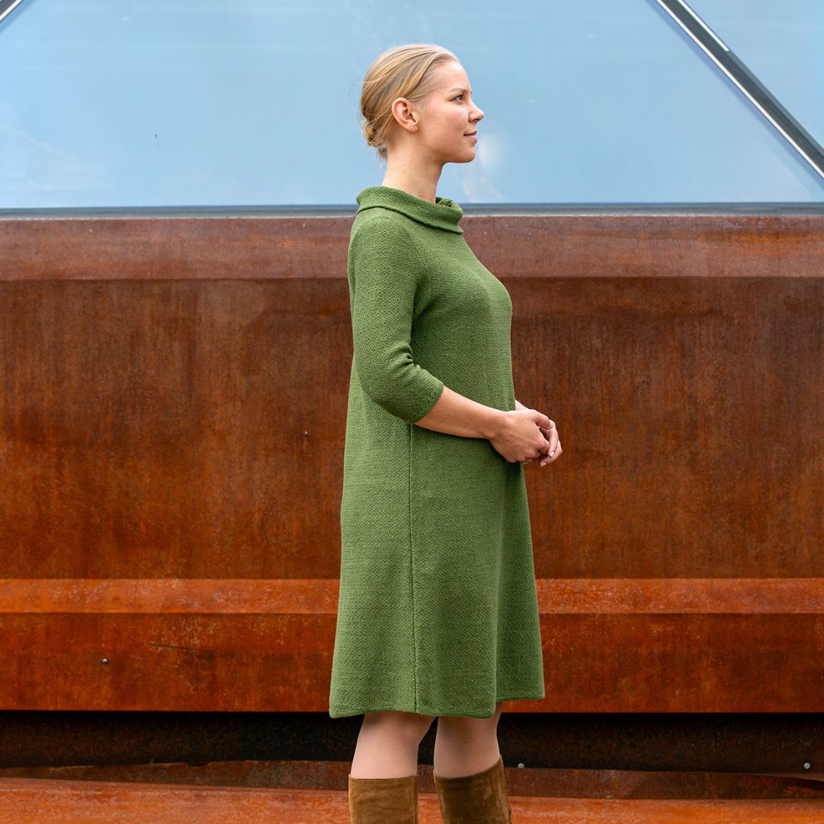 Pirita Design pellavaneulemekko Debbie color grass green sivusta