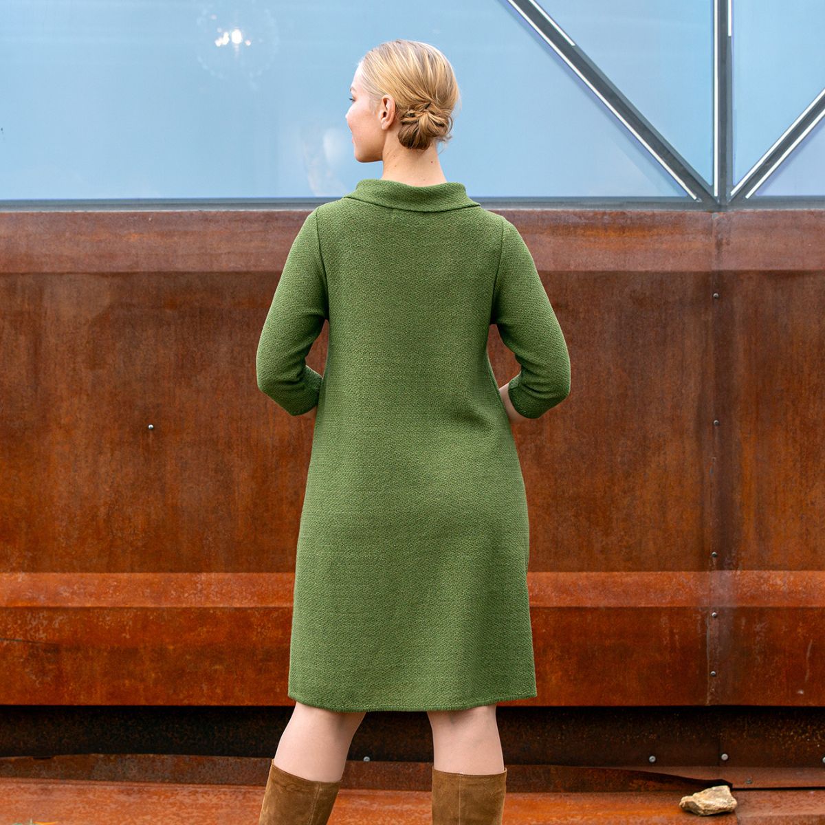 Pirita Design pellavaneulemekko Debbie color grass green takaapäin