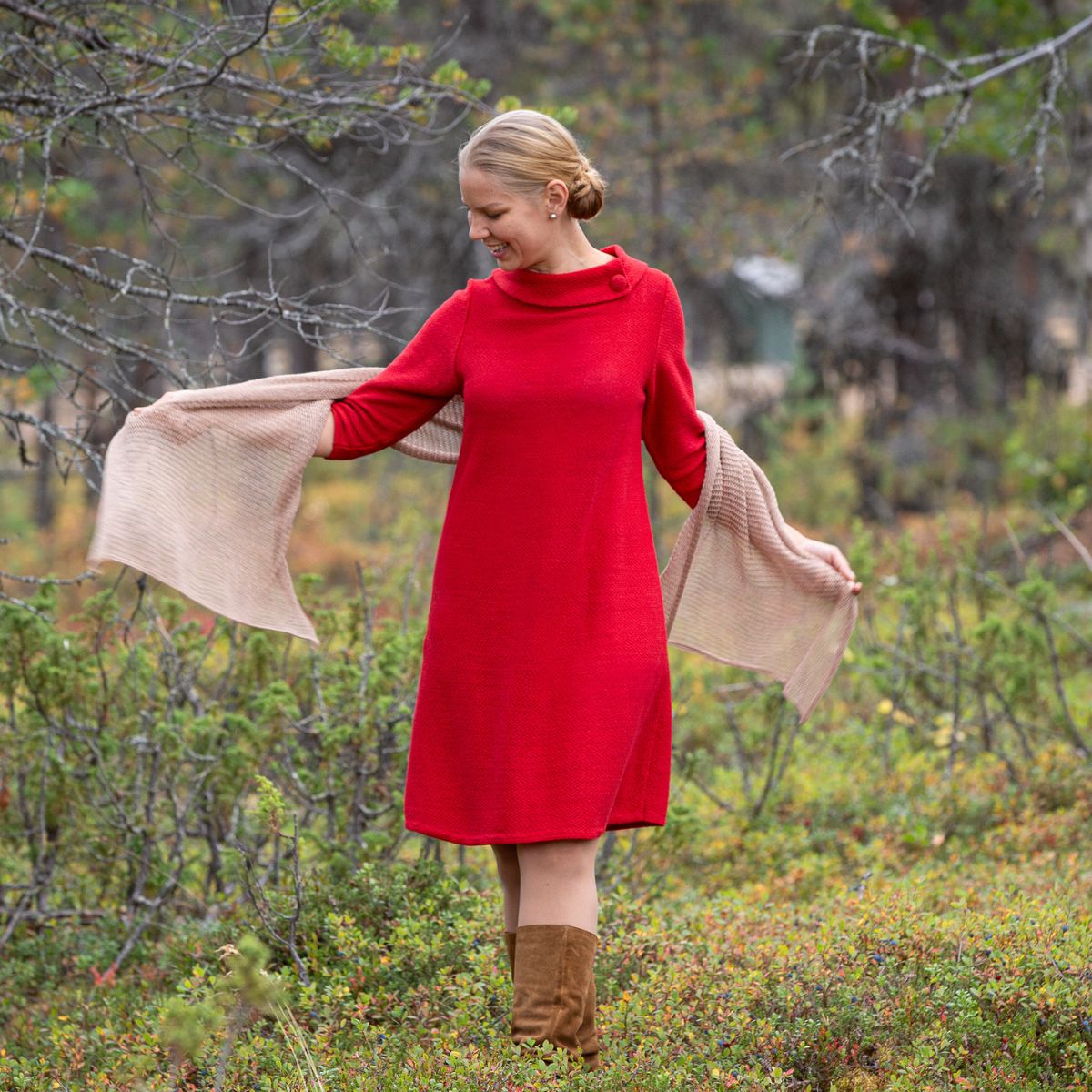 Pirita Design pellavaneulemekko Debbie color red edestä Halme huivin kanssa